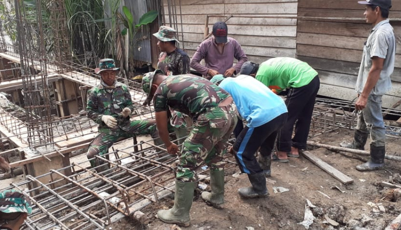 Pasang Surutnya Air Sungai Batang Gangsal Tak Jadi Halangan bagi Satgas TMMD ke-106 Kodim 0314/Inhil