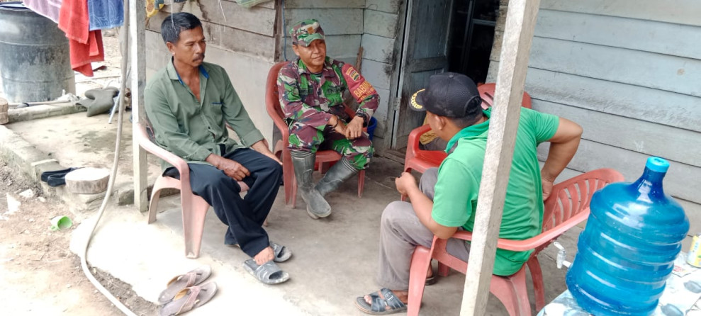 Meningkatkan Kedekatan, Babinsa Koramil 03 Sambangi Tokoh Masyarakat