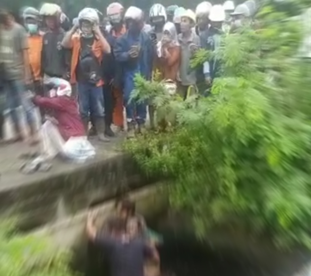 Mayat Tukang Ojek Online Ditemukan Dalam Parit