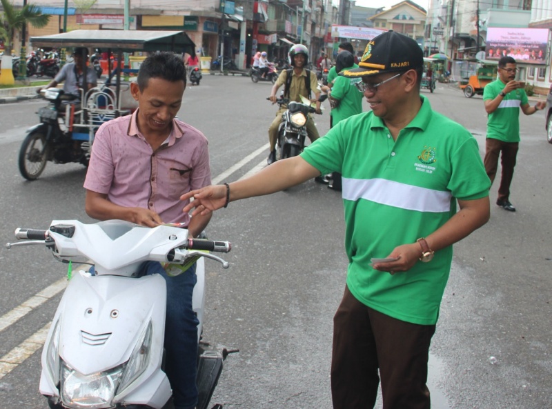 Peringati HAKI, Kejari Rohil Bagikan Stiker Anti Korupsi