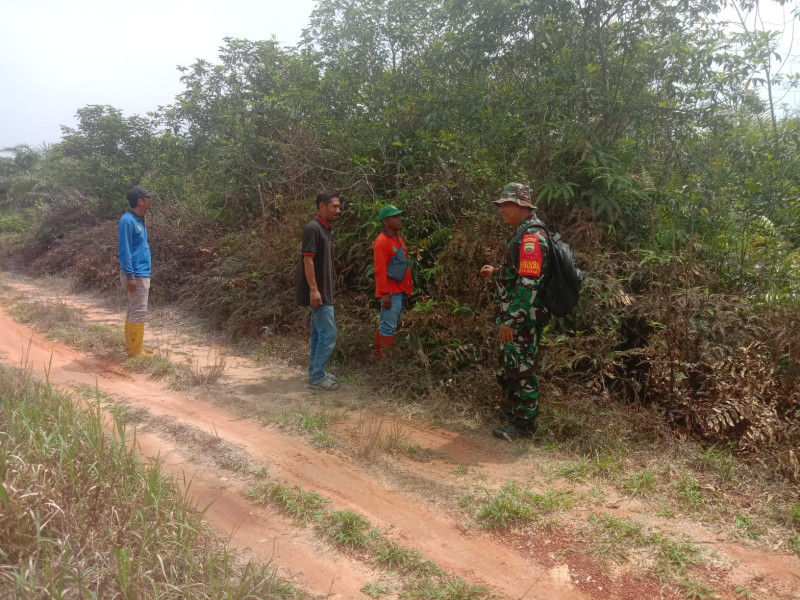 Cegah Karlahut, Babinsa dan MPA Kelurahan Teluk Makmur Adakan Patroli