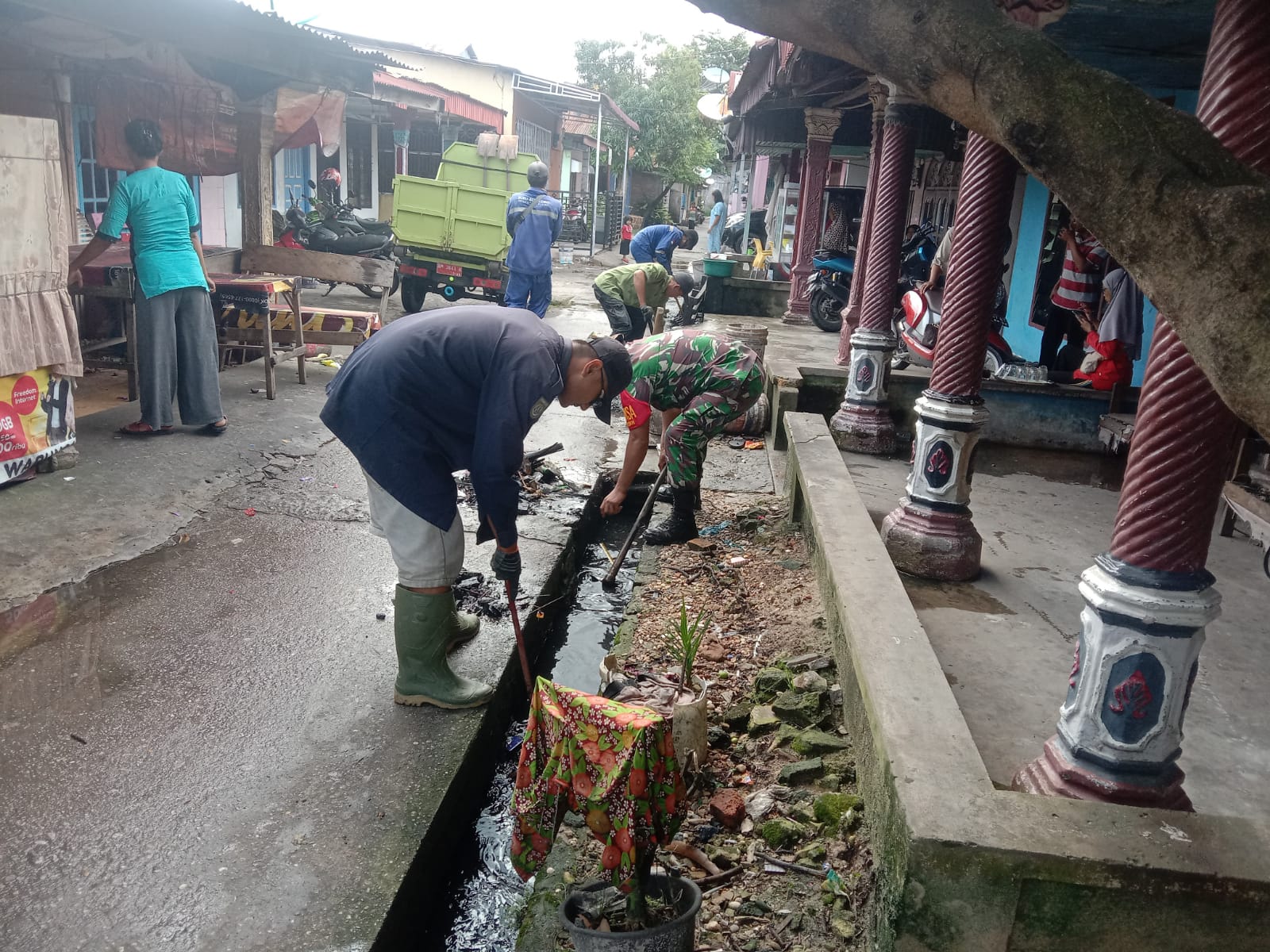 Bersama Dengan Masyarakat, Babinsa Bersihkan Parit