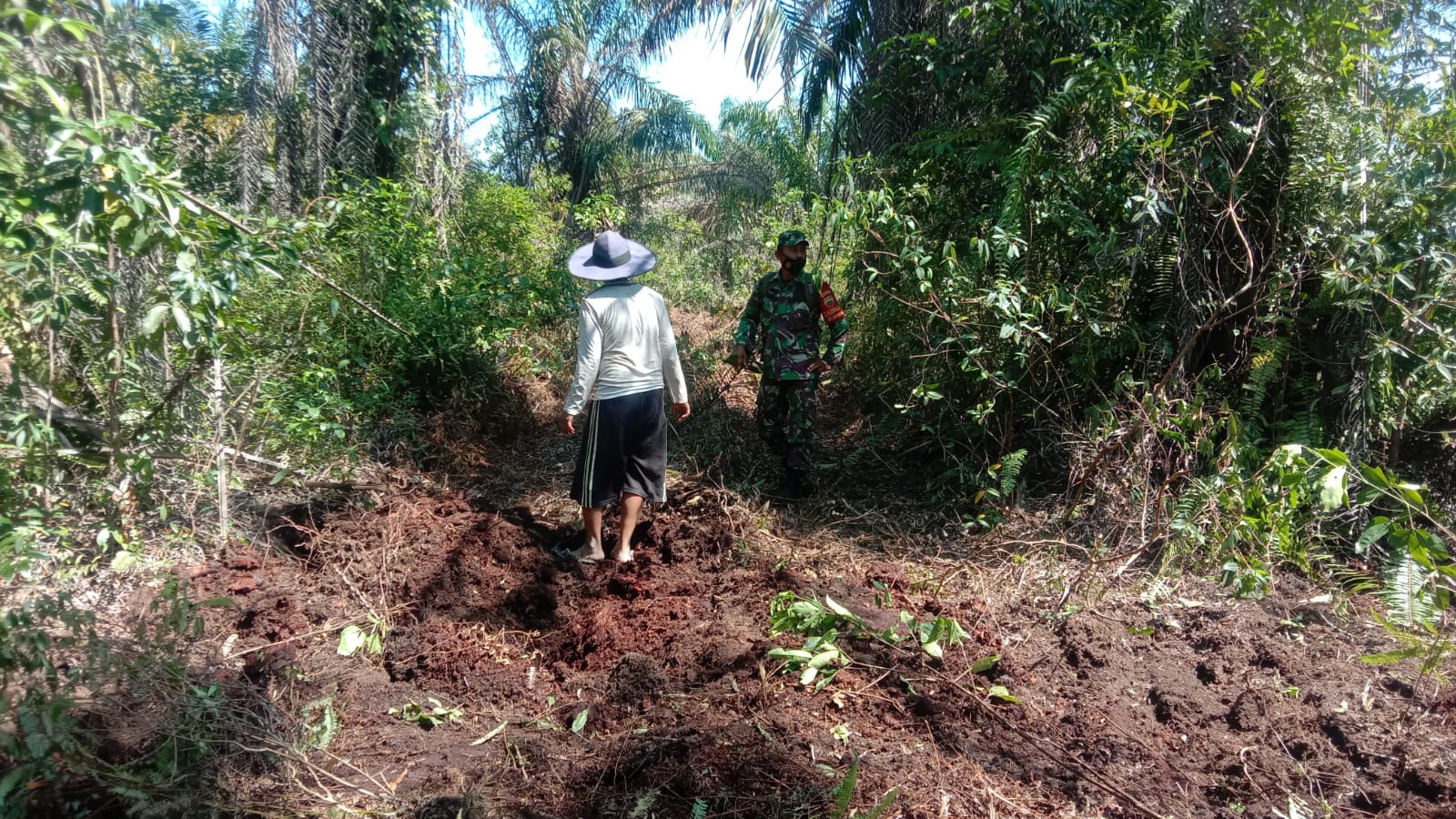 Patroli Sertu Ramli dan Masyarakat Untuk Mencegah Karhutla
