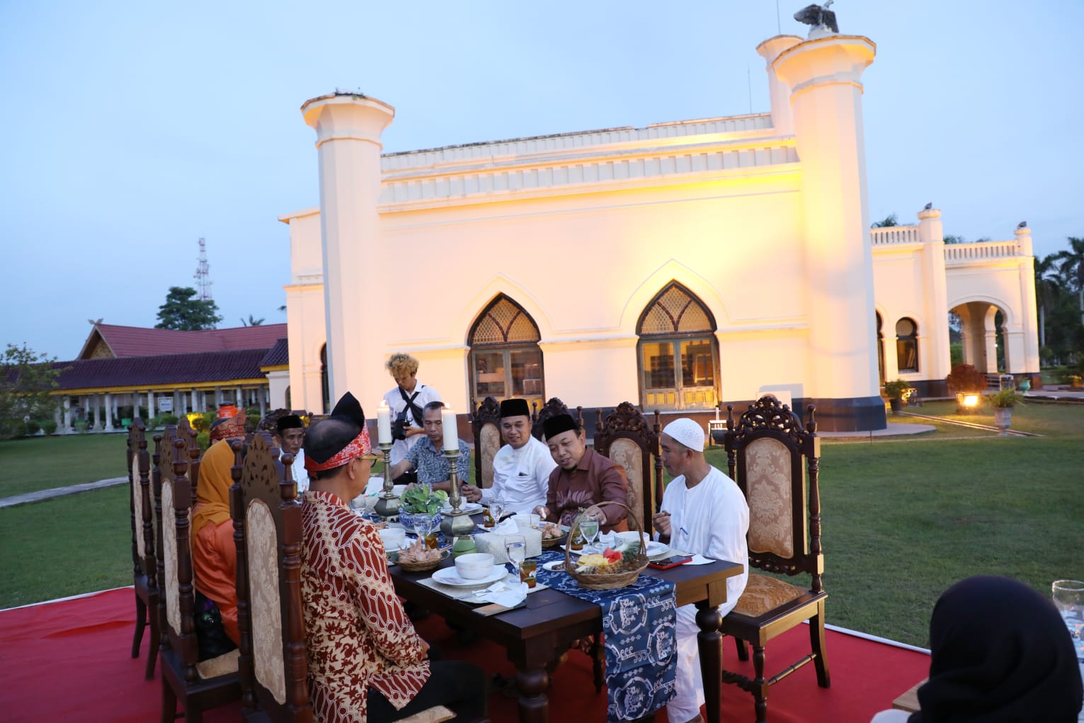 Di Istana Peraduan, Wabup Husni Gelar Jamuan Makan Tamu Ala Sultan
