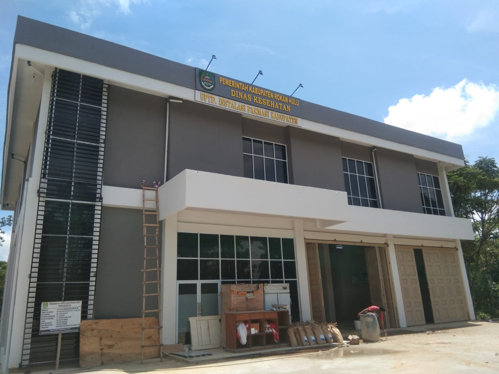 Progres Pembangunan Gedung Instalasi Farmasi Dinkes Rohul Capai 95 Persen