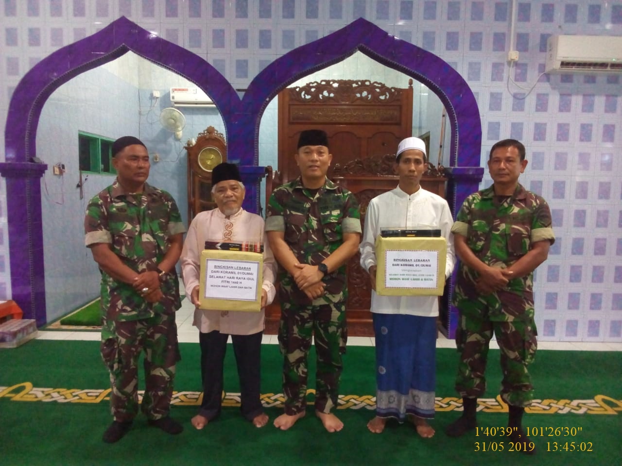 PJS Danramil 01/Dumai, Kapten Arh M.I Daulay Serahkan Bingkisan ke Masjid Al Firman
