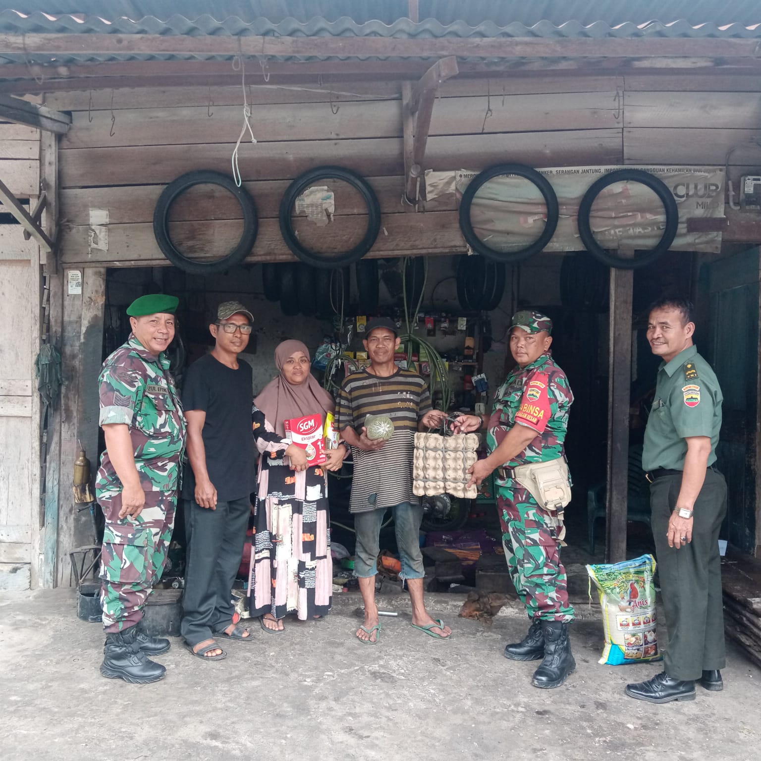 Pelaksanaan Pencegahan Stunting Terus Dilaksanakan, Sertu Sareh Serahkan Bantuan