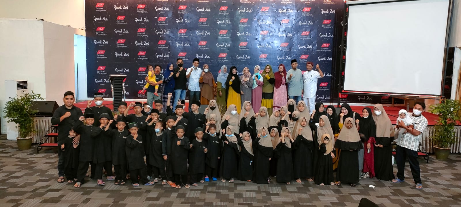 Alumni SMPN 2 Dumai Angkatan 1992 Berbagi dan Buka Puasa Bersama Anak Panti Asuhan