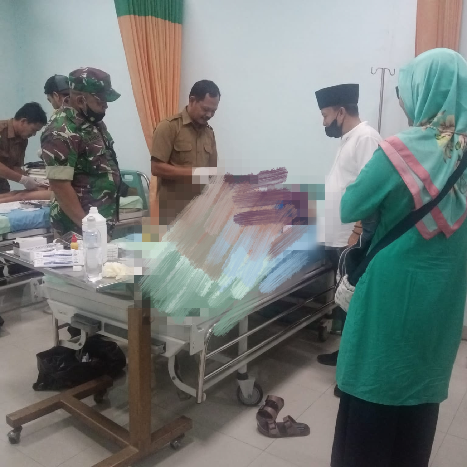 Dukung Kegiatan Sunat Massal, Babinsa Bantu Pelaksanannya