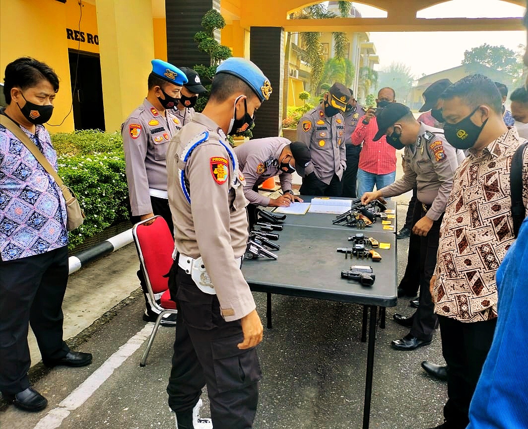 Delapan Pucuk Senpi Organik Milik Personel Polres Rohil Masuk Gudang
