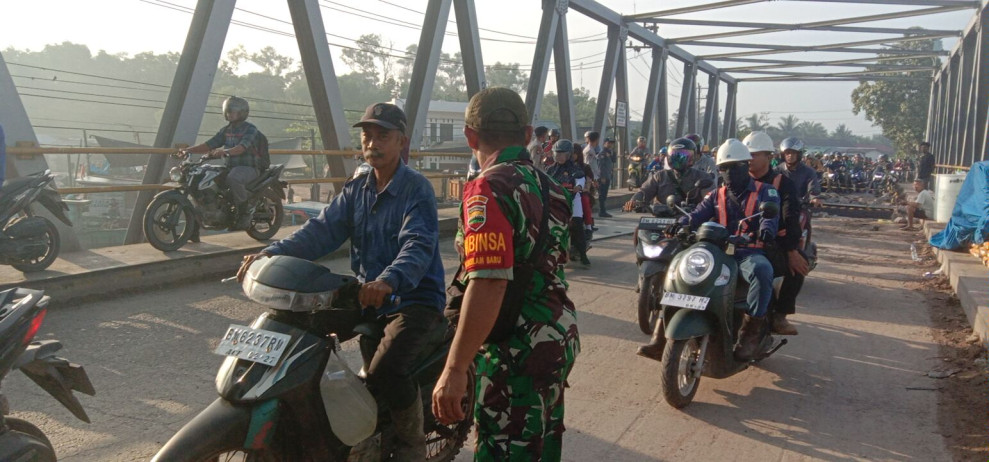 Babinsa Purnama dan Bangsal Aceh Bantu Lancarkan Arus Lalu Lintas di Jembatan Sungai Masjid