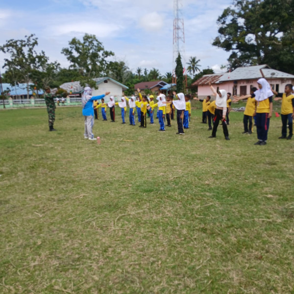 Sertu Misriyadi Berikan Pelatihan PBB untuk Siswa SDN 003 Pelintung