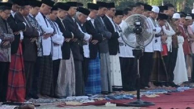 Presiden Jokowi Salat Id Bersama Ribuan Masyarakat Padang