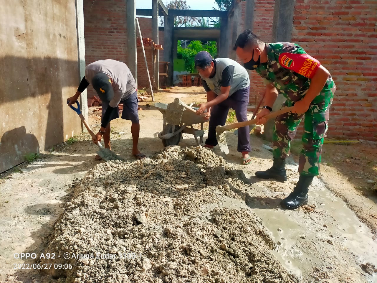 Sertu Arjuna Endar Laksanakan Goro Bersama Masyarakat