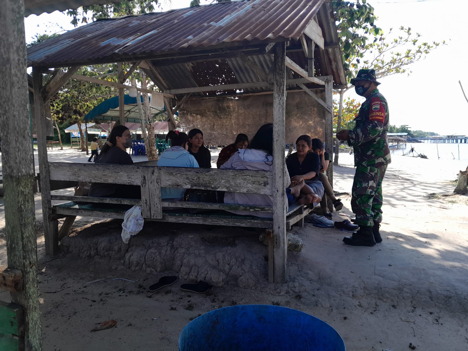 Cegah Covid-19, Serda Cerza Katno Laksanakan Sosialisasi di Pantai Koneng