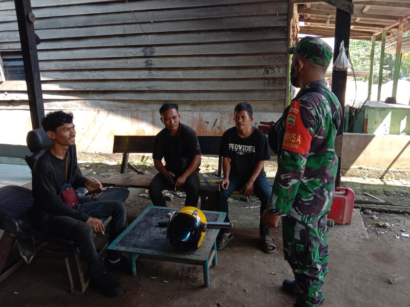 Sertu Jainal Arifin Berikan Sosialisasi ke Masyarakat Untuk Mencegah Tindak Kejahatan