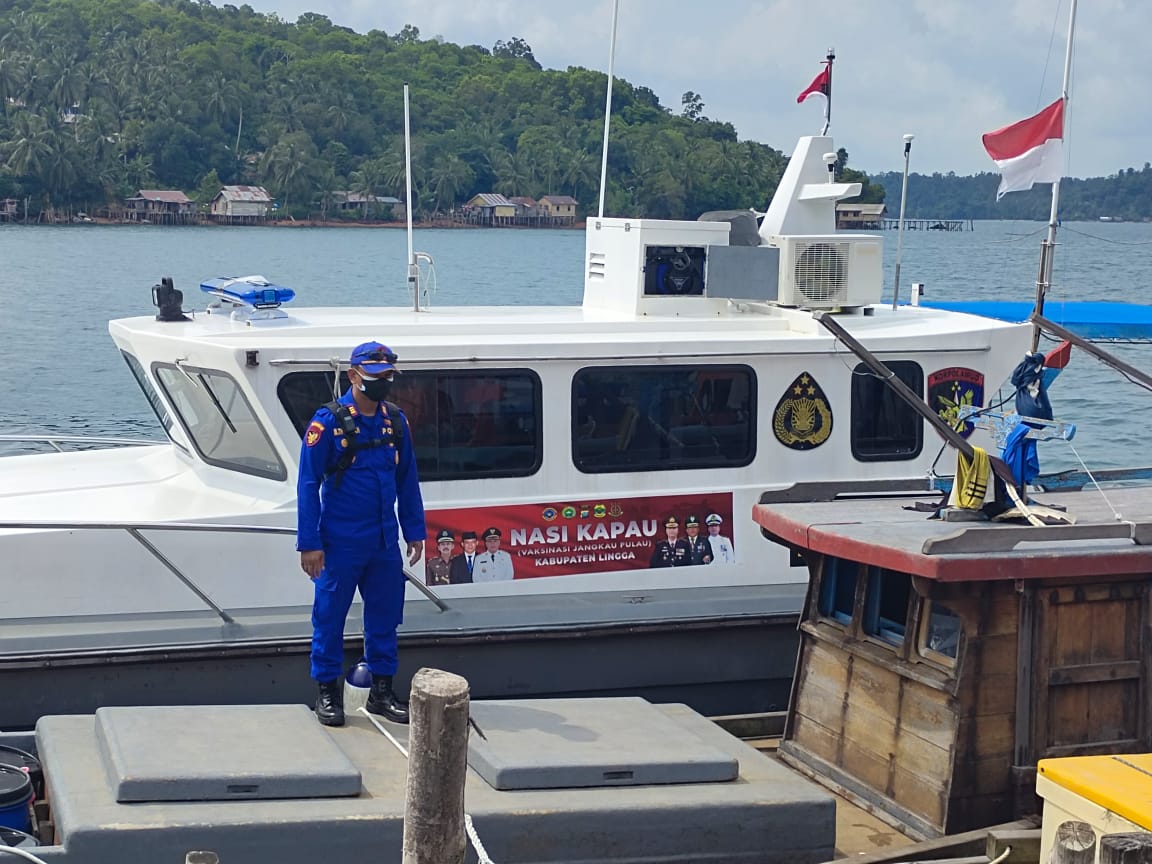 Satpolairud Polres Lingga Lakukan Pengawalan dan Pengamanan Program 'Nasi Kapau' di Pulau Nuja