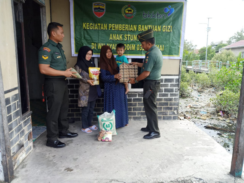 Bersama Babinsa, Wadanramil-01 Berikan Bantuan Untuk Cegah Stunting