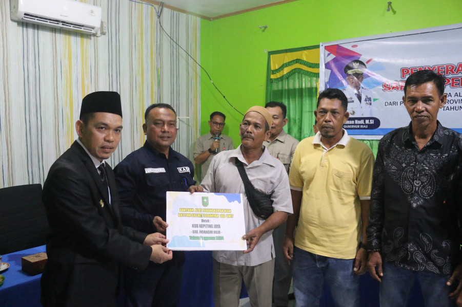 Pj Bupati Inhil bersama Kepala DKP Riau Serahkan Bantuan Sarana Penangkapan Ikan kepada Kelompok Nelayan