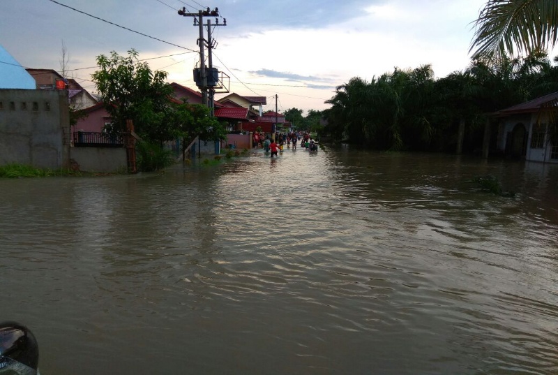 Banjir Menyelimuti Jalan Melayu Kelurahan Babusalam