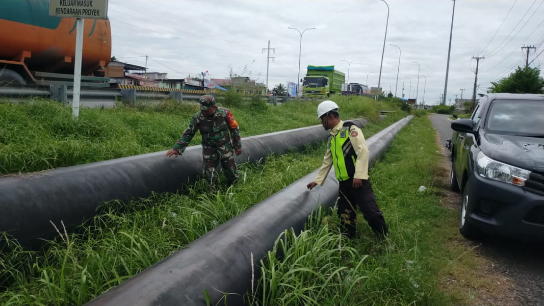 Babinsa Koramil 02/BK Bersama Security Pertamina Patroli Keamanan Pipa Minyak