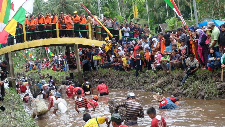 Bupati Inhil Buka Resmi Festival Bakaroh Desa Sungai Intan