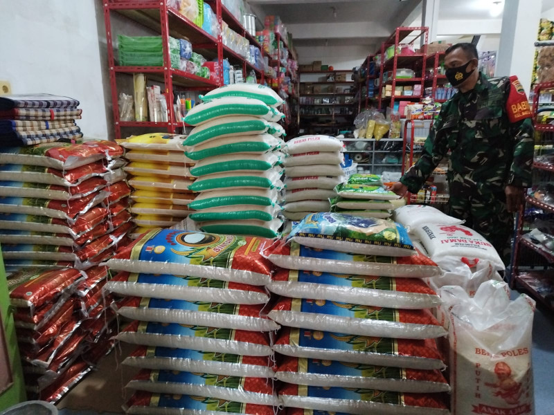 Babinsa Koramil 03 Pantau Harga Sembako