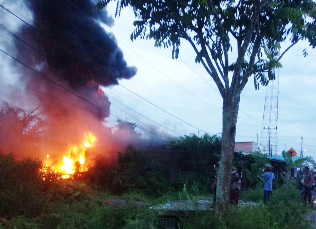 Kios Suku Cadang Motor di Jalan Kesuma Terbakar