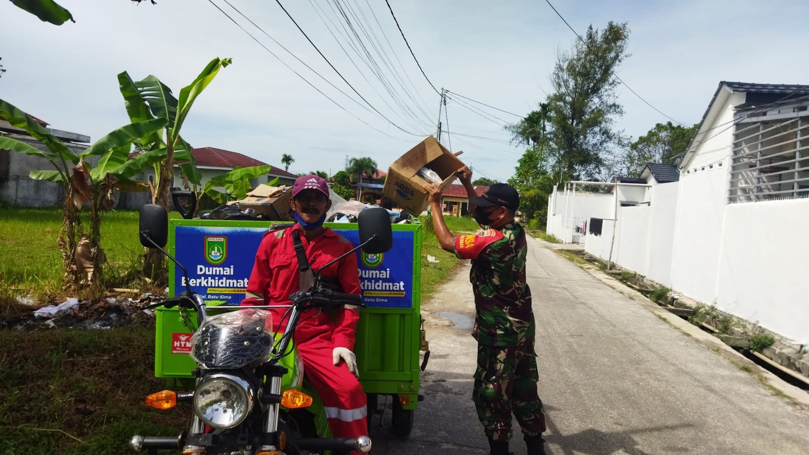 Bersama Anggota LPS, Sertu Abu Kasim Angkat Sampah di Lingkungan Masyarakat