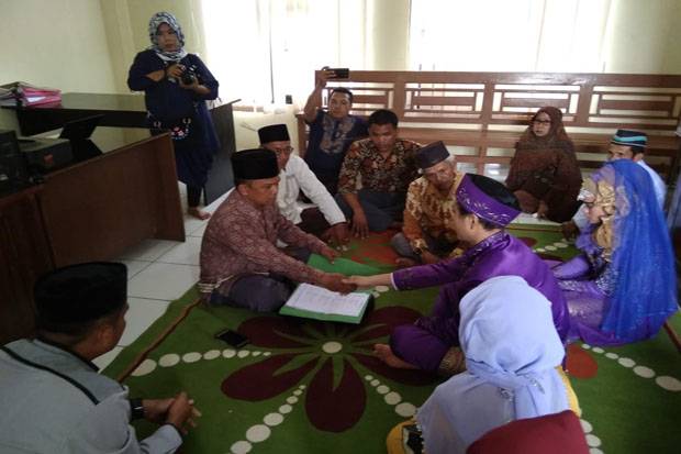 Tahanan Ini Nikahi Kekasih di Penjara