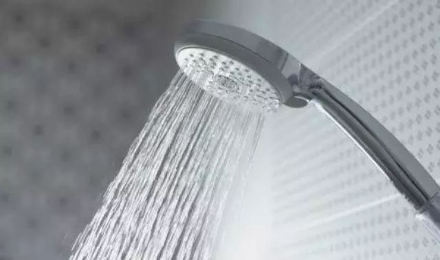 Tubuh Kehujanan, Sebaiknya Mandi Pakai Air Hangat atau Dingin?