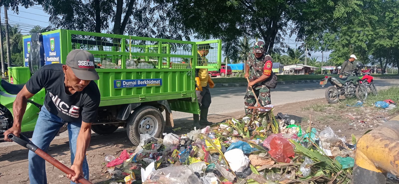 Gotong Royong dan Pemasangan Police Line Oleh Serka Fahrizal Purba dan Masyarakat
