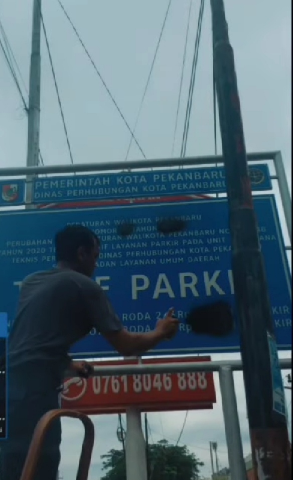 Tegakkan Aturan Agar Tidak Disalah Gunakan, UPT Perparkiran Coret Papan Tarif Lama