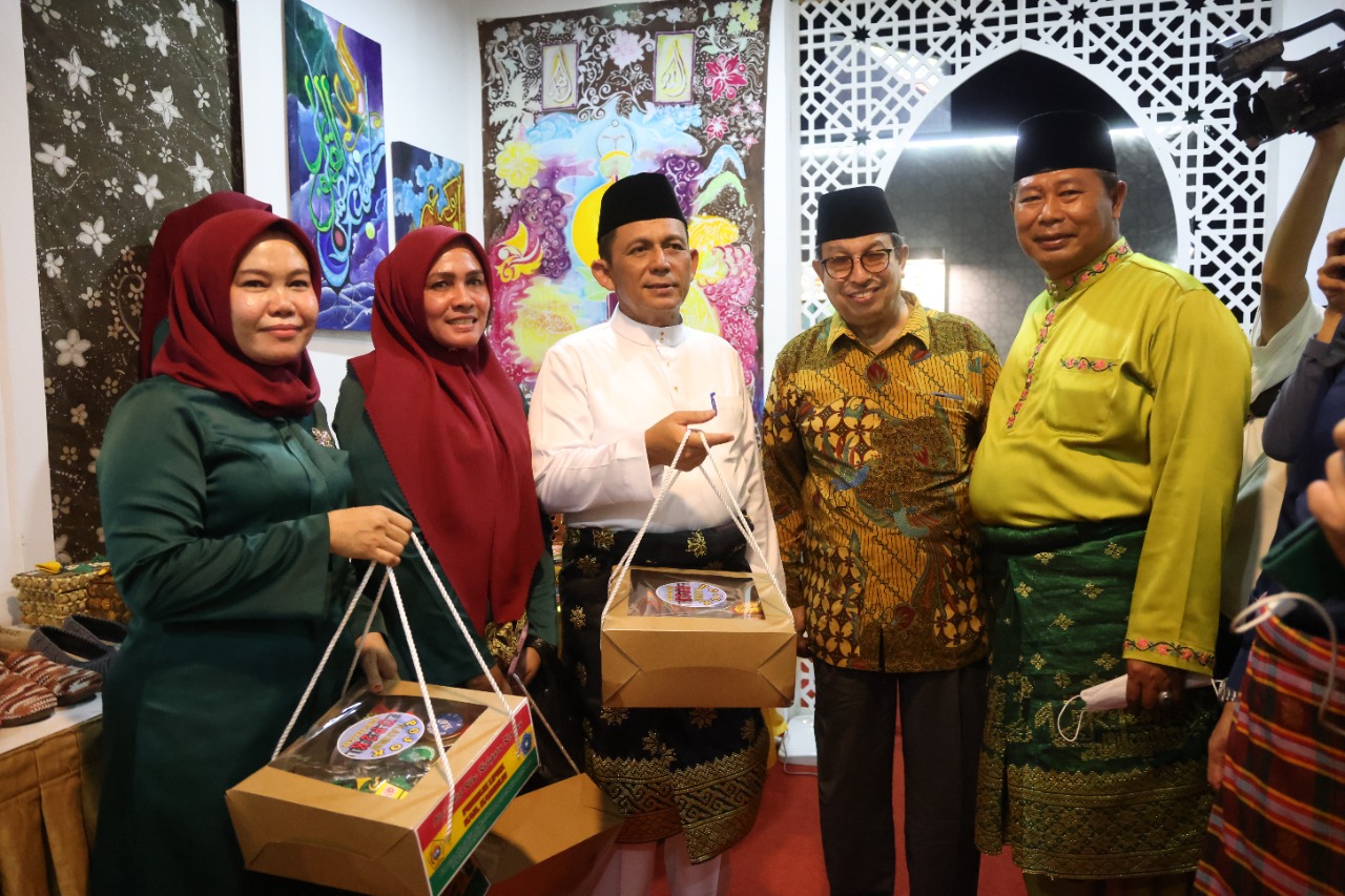 Kunjungi Bazar MTQ, Gubernur Ansar Borong Makanan Olahan Asli Kepri