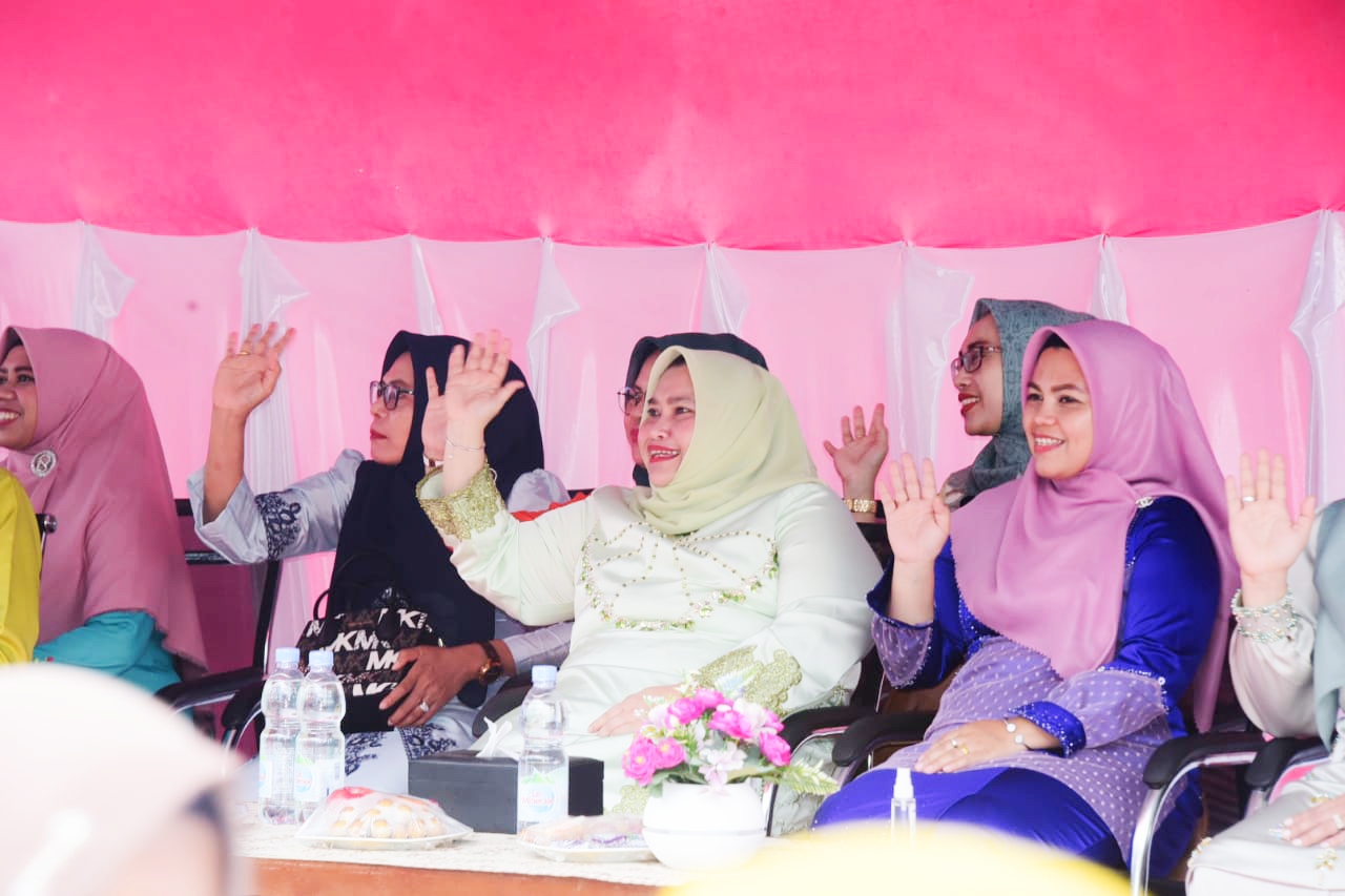 Bupati Kasmarni, Saksikan Pawai Ta'aruf MTQ Ke-14 Tingkat Desa Muara Basung