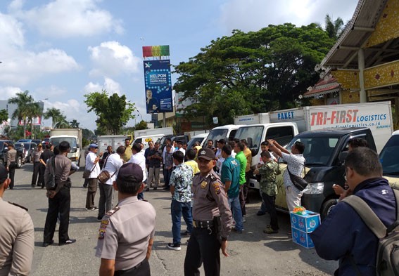 Tiket Pesawat Mahal, Puluhan Perusahaan Ekspedisi Demo di Pekanbaru