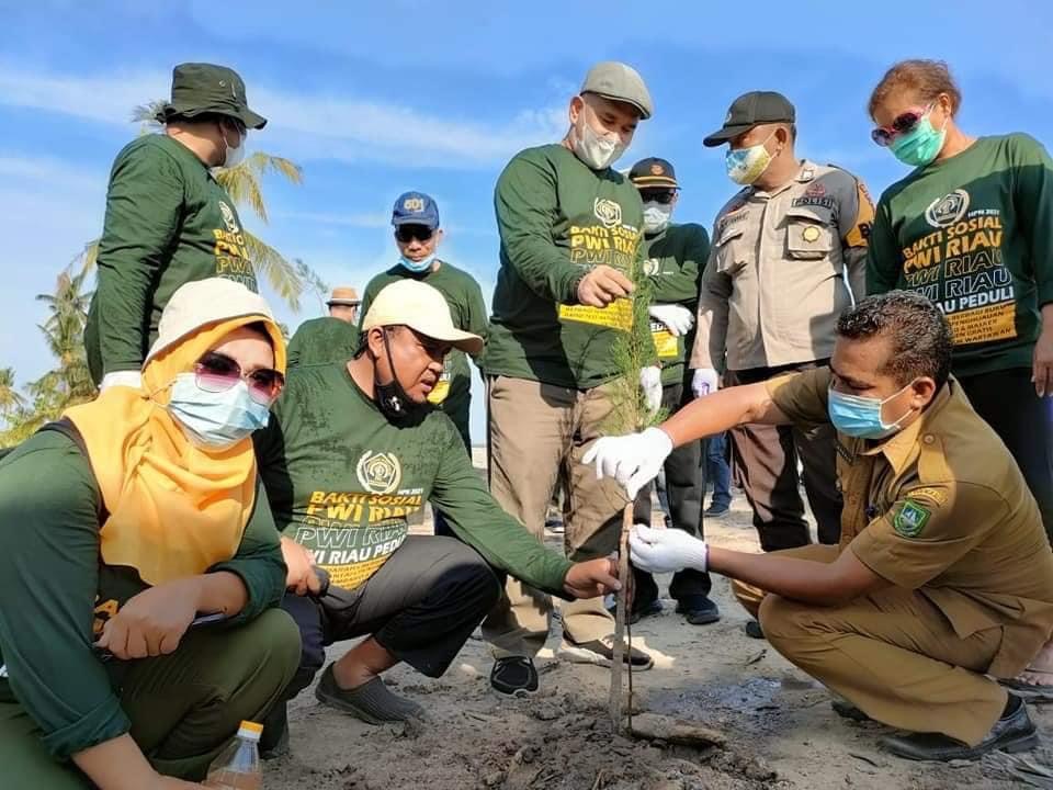 PWI Riau Bersama BPDASHL Inrok Tanam 100 Bibit Cemara Pantai di Rupat