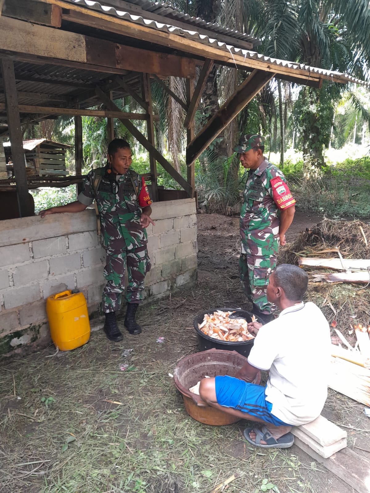 Babinsa Koramil PWK 04 Berikan Edukasi Kepada Peternak