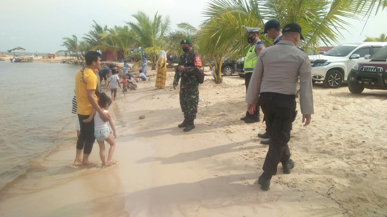 Babinsa Laksanakan Giat Pengamanan di Pos Nataru dan Sosialisasikan Pencegahan Covid-19