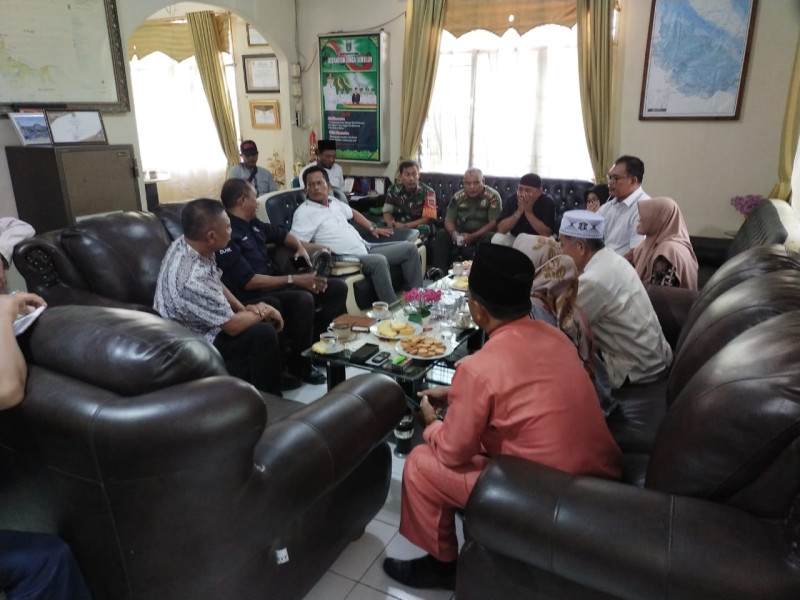 Babinsa Koramil 03/Sungai Sembilan dan Tokoh Masyarakat Bersatu Cegah Karhutla di Tanjung Penyembal