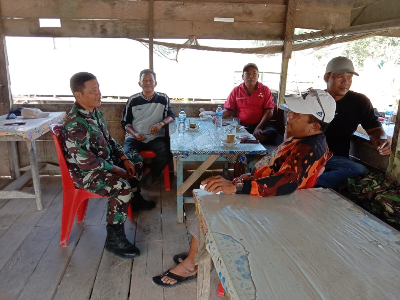 Sertu Jainal Arifin Temui Masyarakat dan Laksanakan Komsos