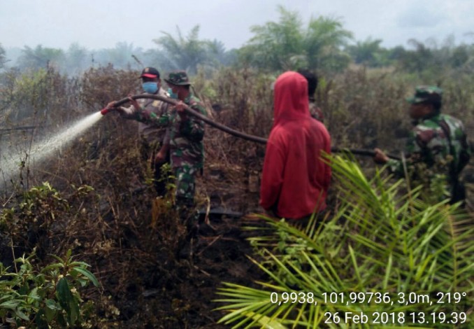 TNI Bahu Membahu Memadamkan Kahurtla di Siak