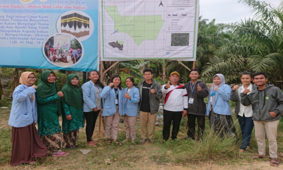 Tim Pengabdian KUKERTA  UNRI Pasang Spanduk Peta Rawan Banjir di Dusun IV Sako Jaya, Muara Basung