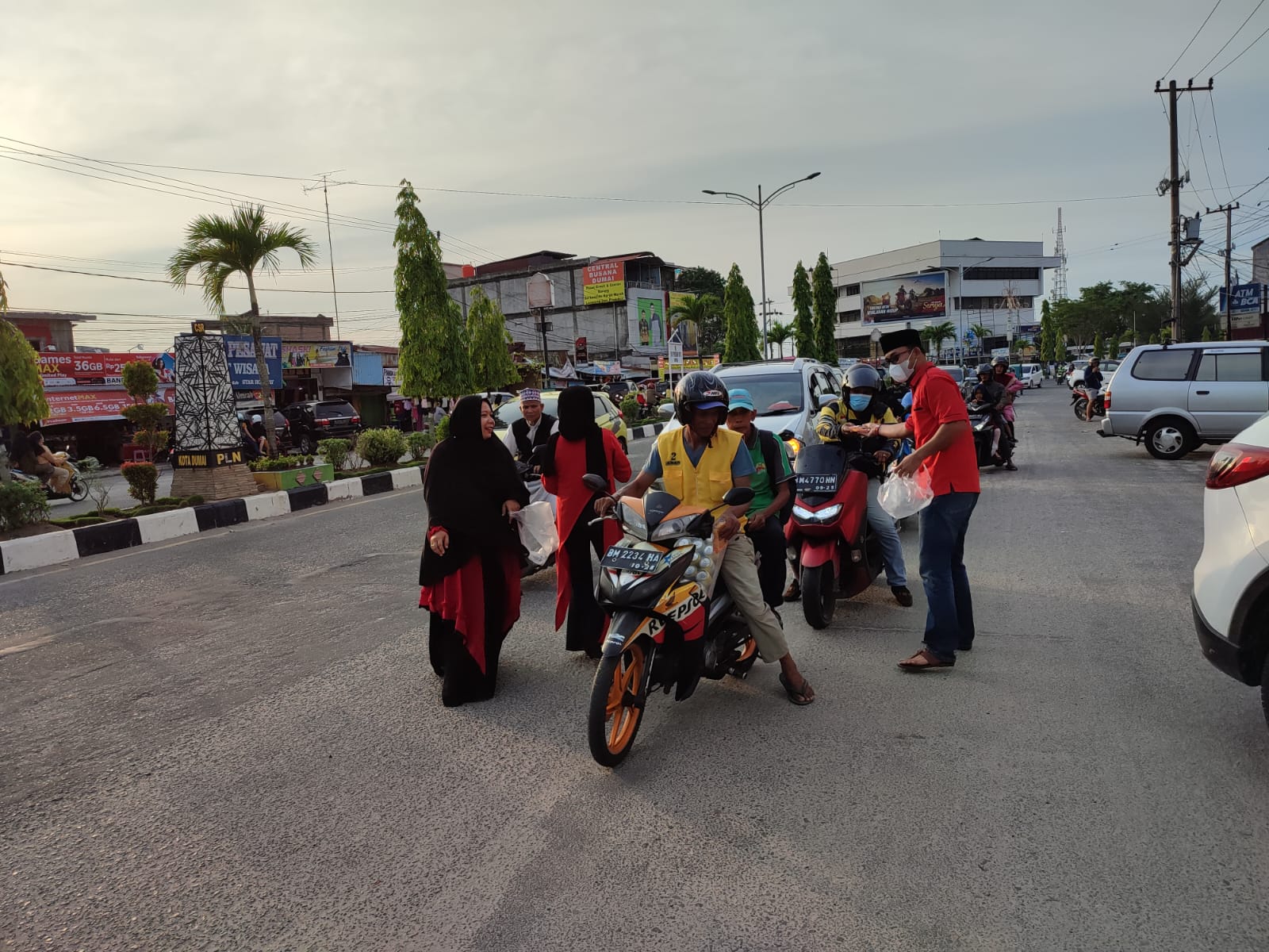 Jelang Penutupan Ramadhan, PAC Dumai Timur Kembali Berbagi Takjil