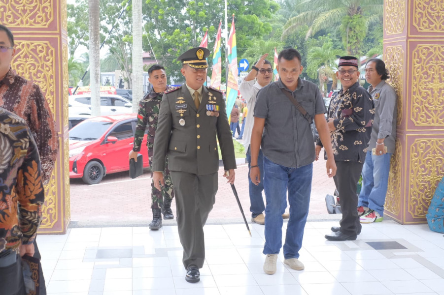 Dandim 0320/Dumai Hadiri Pelantikan 35 Anggota Dewan Terpilih di Gedung DPRD Kota Dumai