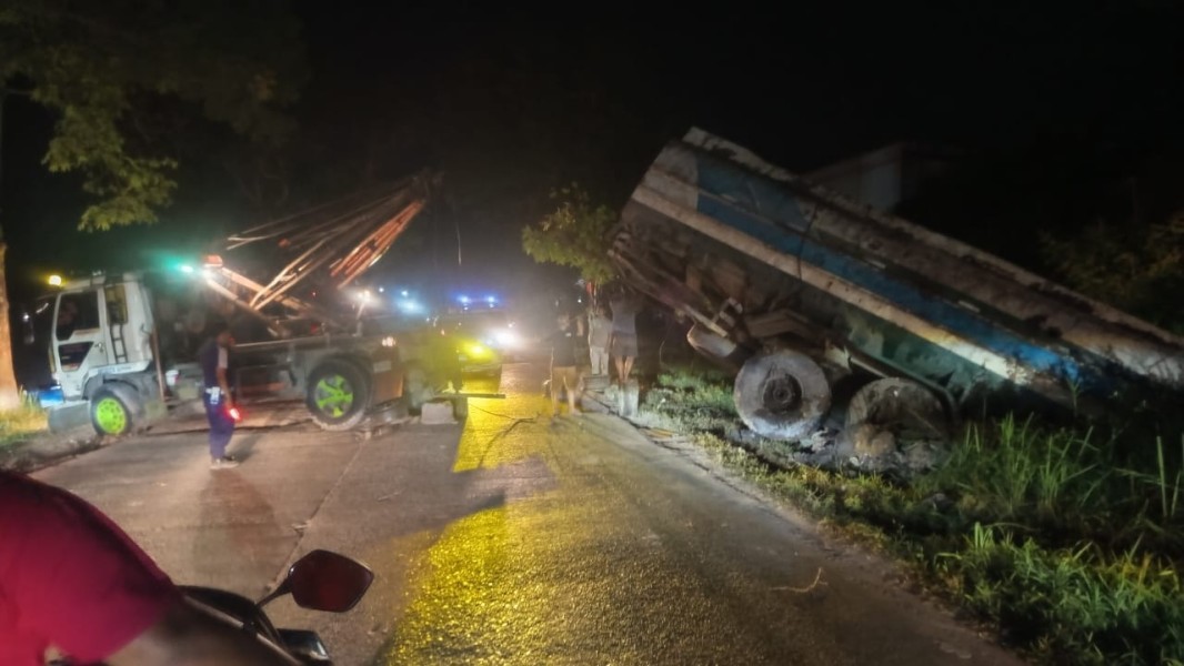 Truk CPO Terguling, Jalan Bukit Timah Dumai Macet
