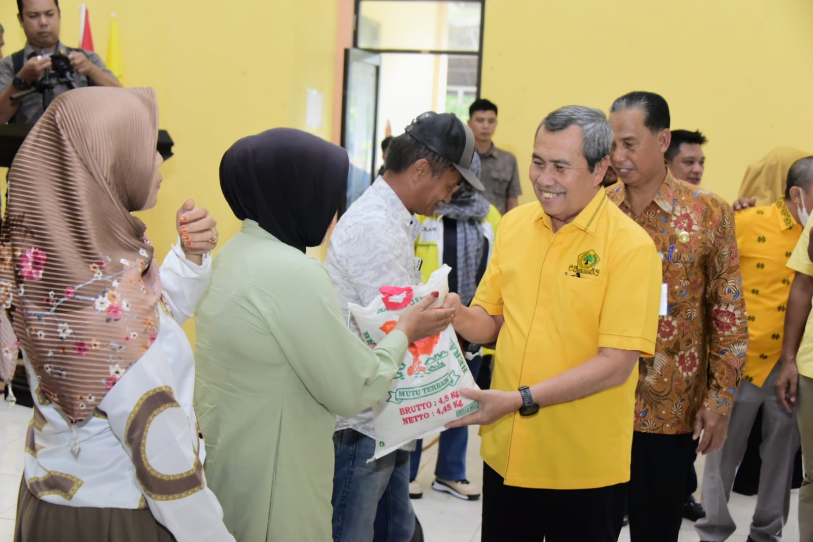 Partai Golkar Bengkalis Bagikan 500 Paket Kepada Masyarakat di Kecamatan Mandau