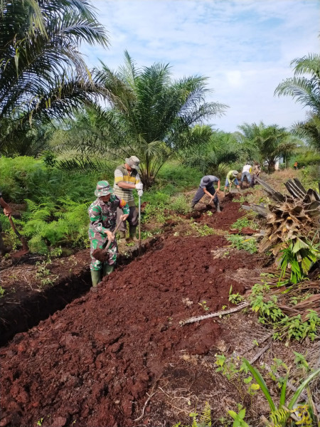 Serda Iwan Sahputra dan Masyarakat RT 10 Bangun Batas Lahan