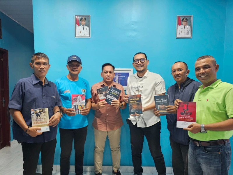 Eko Saputra Sumbang Buku untuk PWI Dumai, Guna Mendorong Literasi Hukum di Kalangan Wartawan