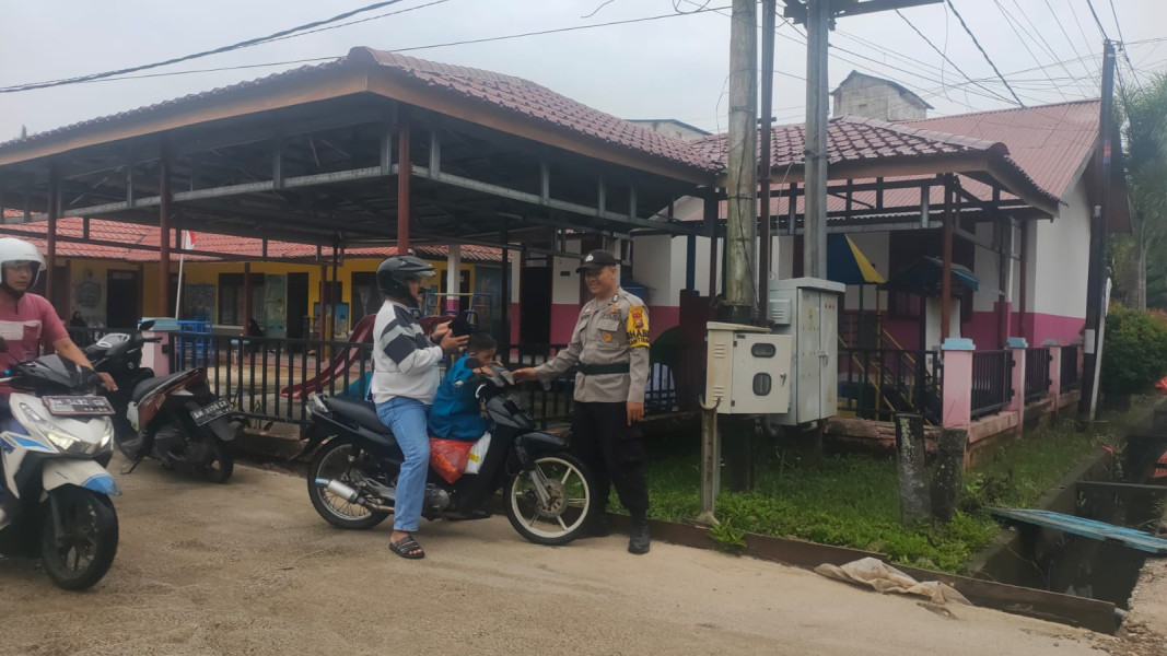 Personil Polsek Tembilahan Hulu Lakukan Strong Poin di Wilayah Binaan